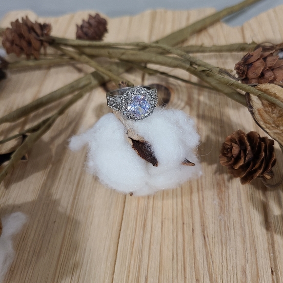 🎉🎉NEW🎉🎉LUXURIOUS!! Round CZ Ring in SILVER Plating - Picture 5 of 16